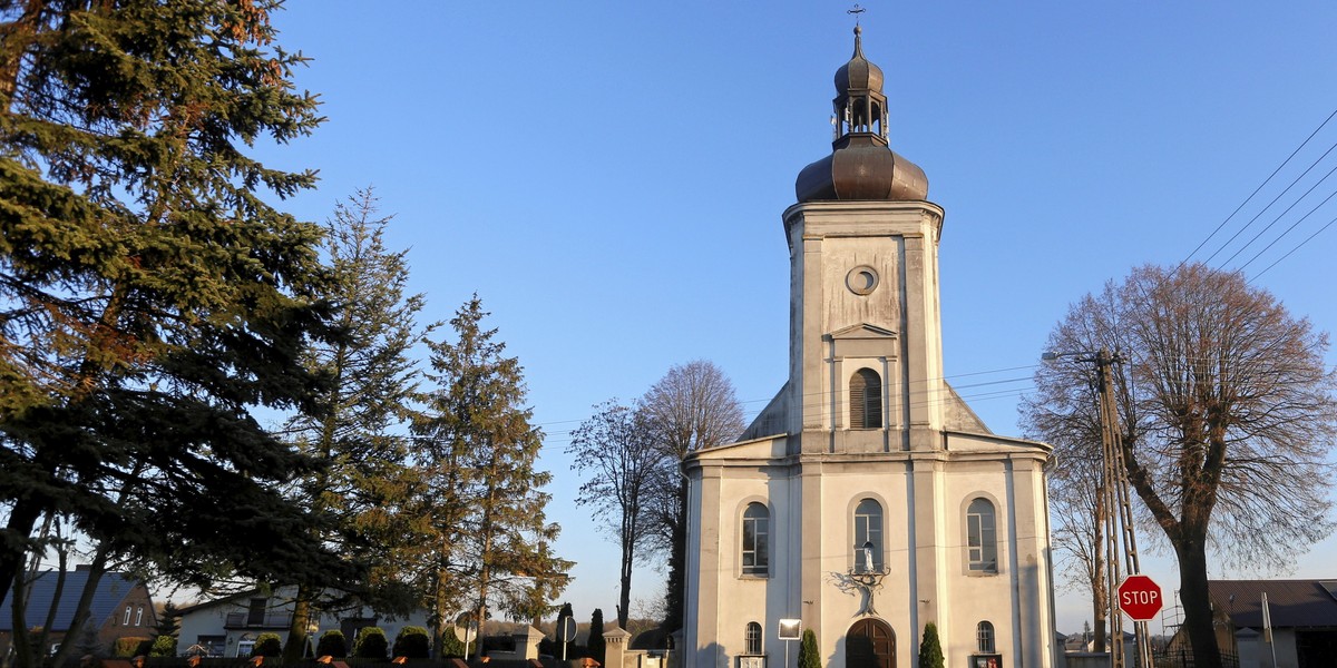 Ktoś rozesłał nagie zdjęcia byłego proboszcza z Trzcinicy.