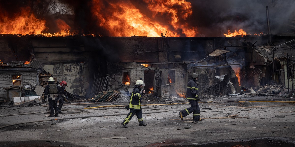 Rosjanie próbują niszczyć dostawy broni dla Ukrainy. Zdjęcie poglądowe z pożaru po bombardowaniu Charkowa.