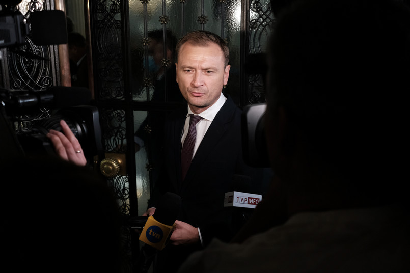 Pozew przeciwko Terleckiemu Nitras zapowiedział 10 grudnia, dzień po burzliwych obradach Sejmu, podczas których posłowie odrzucili wniosek o wotum nieufności dla wicepremiera Jarosława Kaczyńskiego.