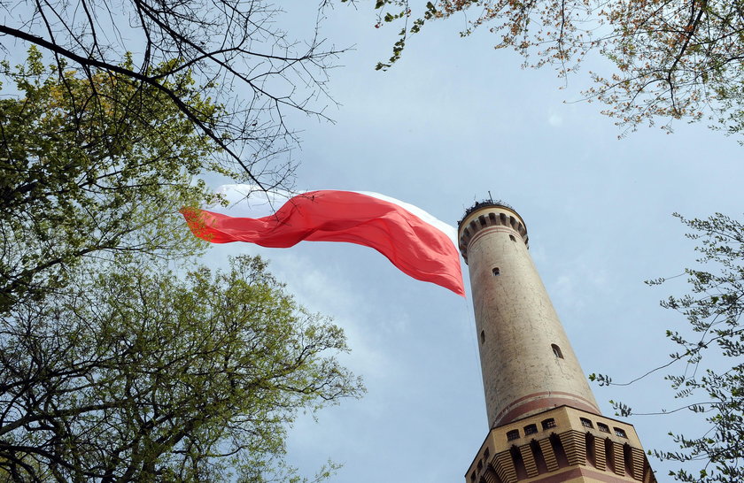 Gigantyczna flaga Polski załopotała na latarni