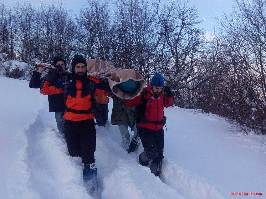 Spasioci Gorske sluzbe spasavanja nose staricu kroz smetove foto GSSS
