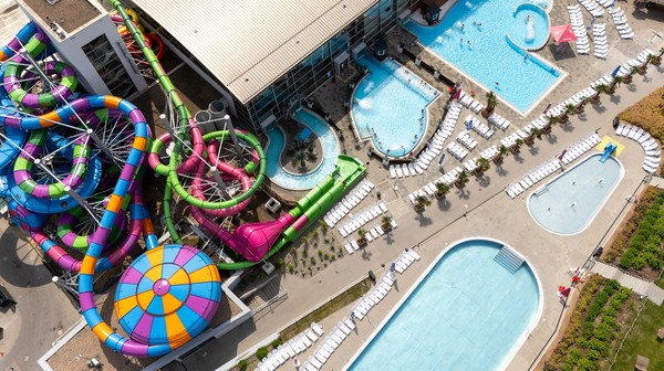 Nowy aquapark będzie ponad dwukrotnie większy niż osiedlowe pływalnie na Brochowie i Zakrzowie, a jednocześnie mniejszy niż główny kompleks przy ul. Borowskiej (na zdjęciu).