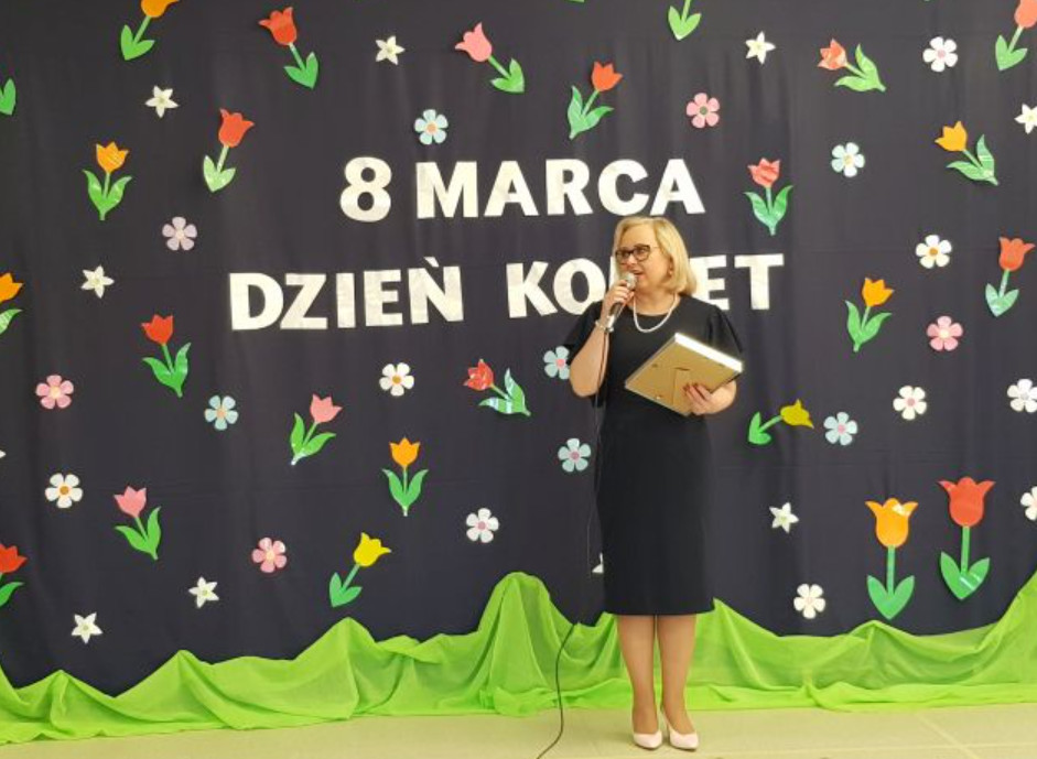 "Kobieta jak z bajki", uroczyste obchody Święta Kobiet przedszkolu w Hajnówce, pod patronatem dyrektorki. Marzec 2023 r.