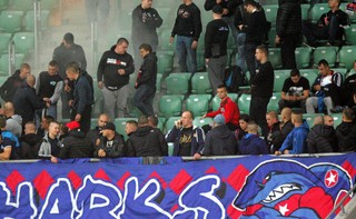 Kibic też człowiek, nie trzyma się go w klatce