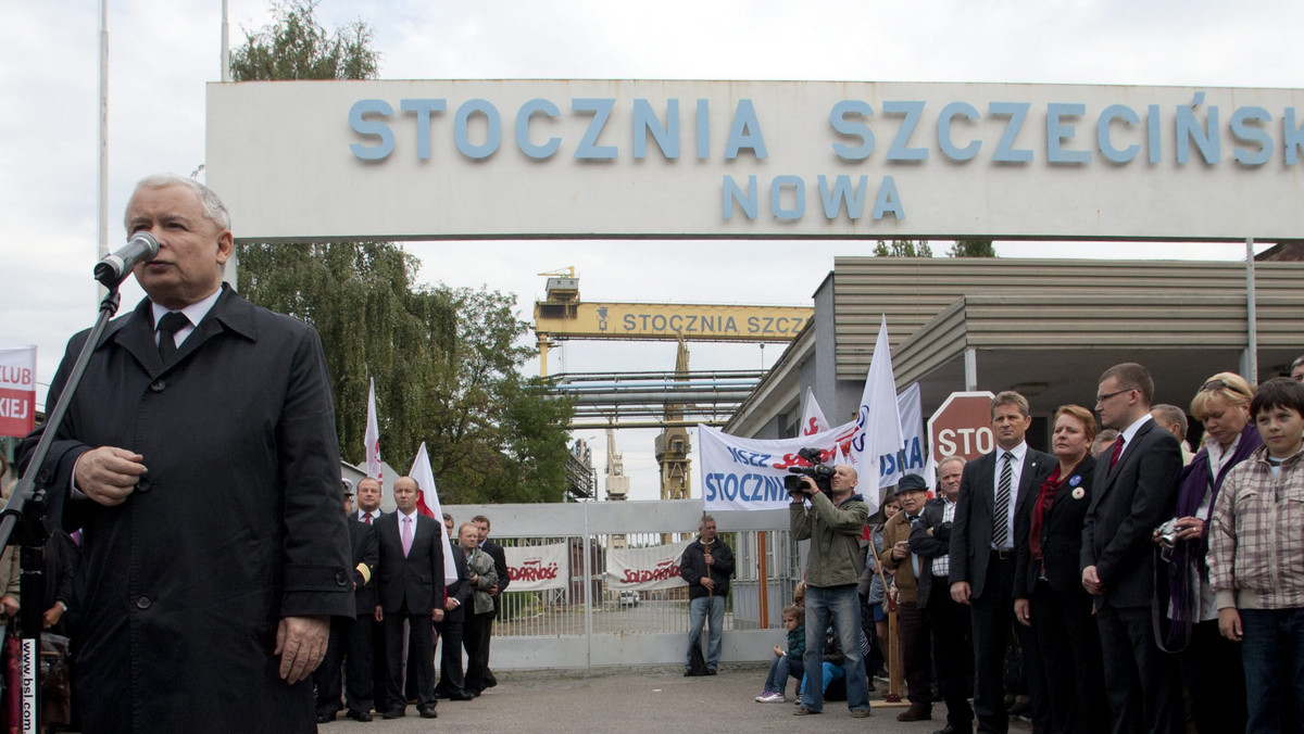 Podczas weekendowej wizyty Jarosława Kaczyńskiego w stoczni w Szczecinie na prezesa PiS rzucił się mężczyzna trzymający w ręku 30-centymetrowy gwóźdź - pisze "Super Express". Napastnik został błyskawicznie obezwładniony przez ochronę lidera Prawa i Sprawiedliwości.