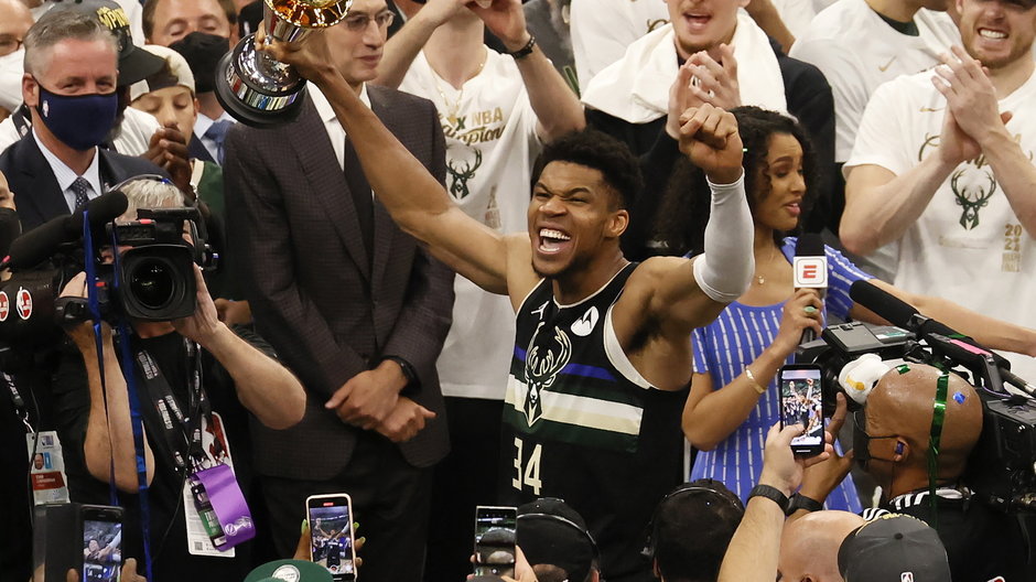 Giannis Antetokounmpo (w środku) świętuje sukces Milwaukee Bucks