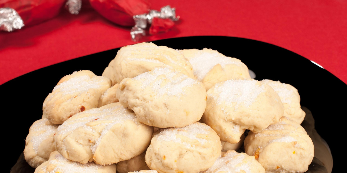 Polvorones to hiszpańskie ciasteczka bożonarodzeniowe pieczone z dodatkiem smalcu.