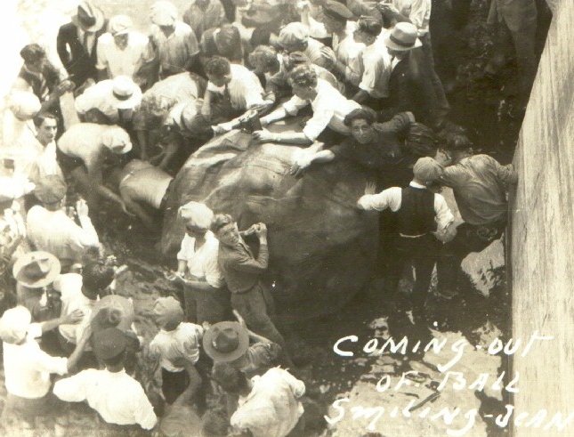 4 lipca 1928 r. Jean Lussier przeżył podróż w dużej gumowej piłce