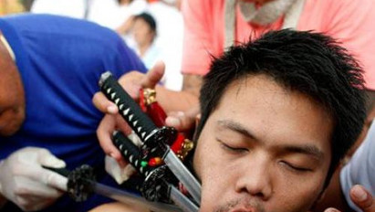 Elrettentő fotók! Így szúrják magukba a kést az őrült thaiföldi ünnepen