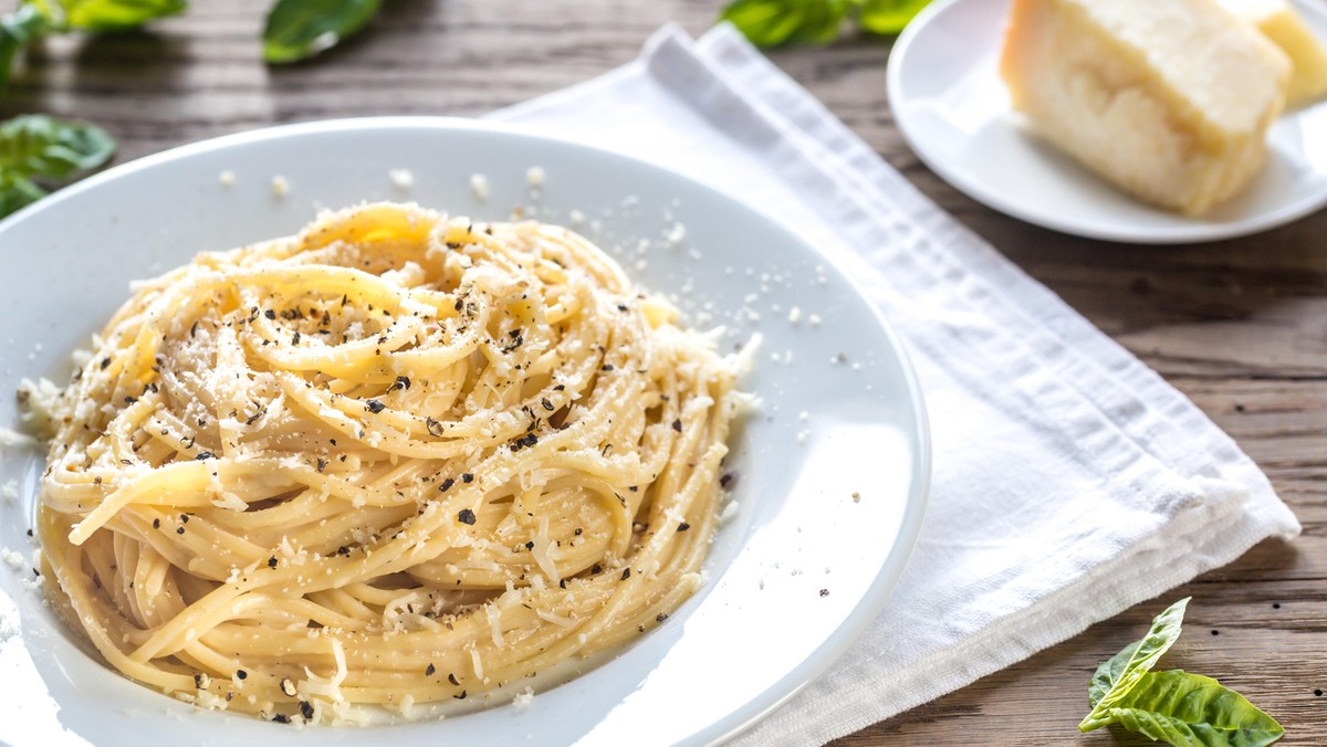 Dania z makaronu. Cacio e pepe - historia, przepis, porady