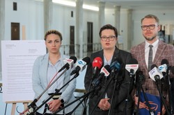 Posłowie KO przygotowali z okazji Dnia Edukacji Narodowej "rezygnację" ministra Czarnka