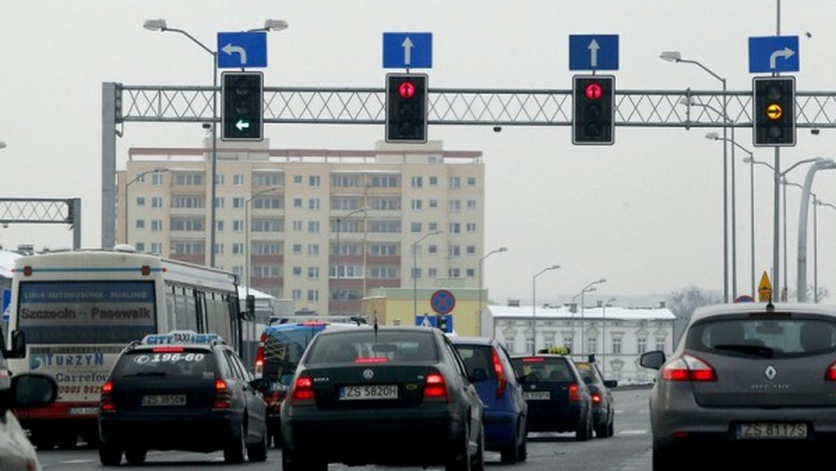 Zmotoryzowani narzekają, bo muszą czekać na zielone światło przed każdym skrzyżowaniem na Obwodnicy Śródmiejskiej w Szczecinie.