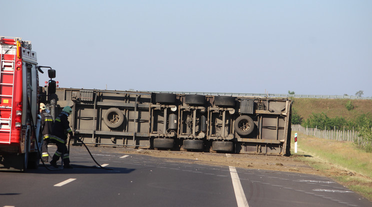Felborult egy bútorszállító kamion az M3-ason - Fotó: Dóka Imre tű. főhadnagy, Szabolcs MKI