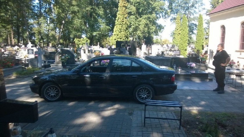 Pijany kierowca zgubił się na cmentarzu