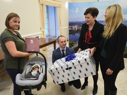 Ruszył pilotaż programu Wyprawka dla warszawskiego malucha. Prezydent stolicy wręczyła pierwsze zestawy. Co w nich jest? FOTO