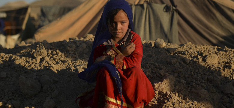 Afgańczycy sprzedają córki, by mieć pieniądze na jedzenie. "Proszę, zaopiekuj się nią"