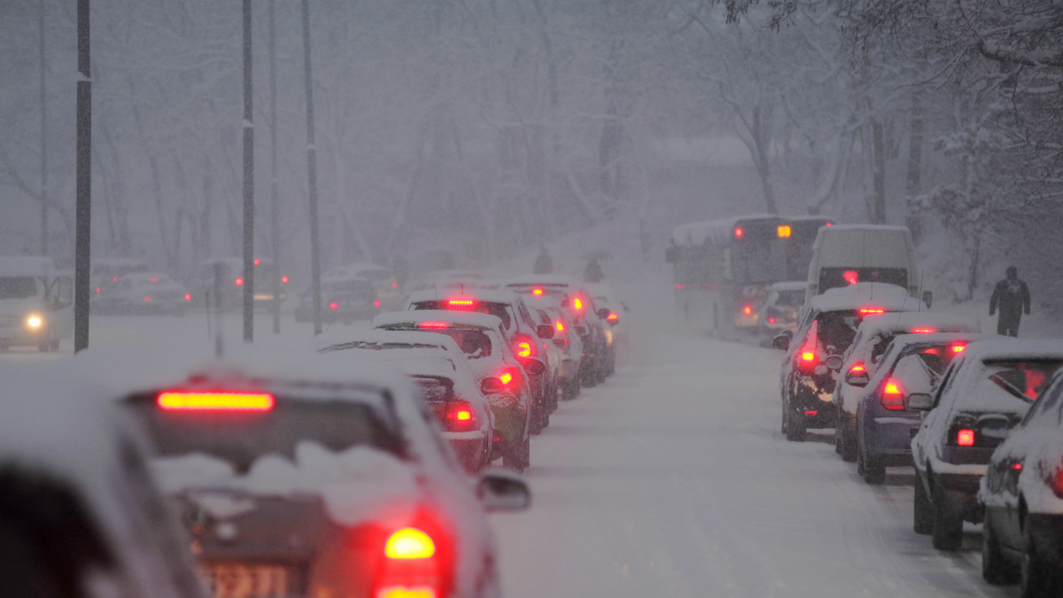 Do Polski powróciła prawdziwa zima. Bardzo trudne warunki drogowe są w Szczecinie. Tamtejsza policja apeluje, by ci, którzy nie muszą, nie korzystali z samochodów.