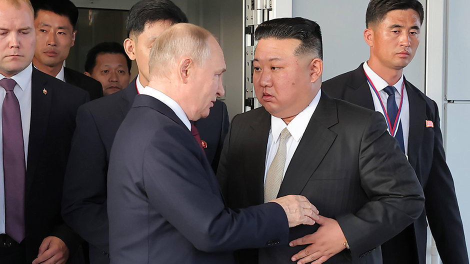 Władimir Putin żegna się z Kim Dzong Unem po ich spotkaniu na rosyjskim Dalekim Wschodzie