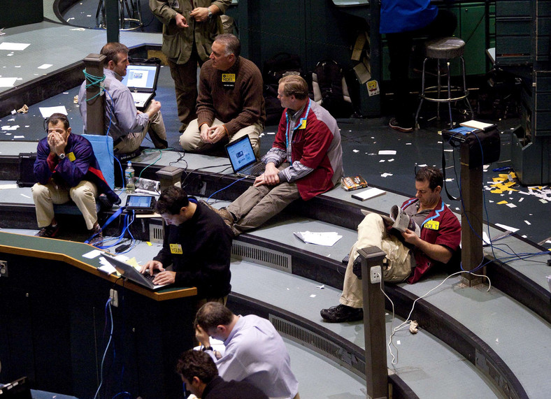 Traderzy siedzą w branżowym dziale cen ropy na giełdzie towarowej New York Mercantile Exchange w Nowym Jorku, USA.