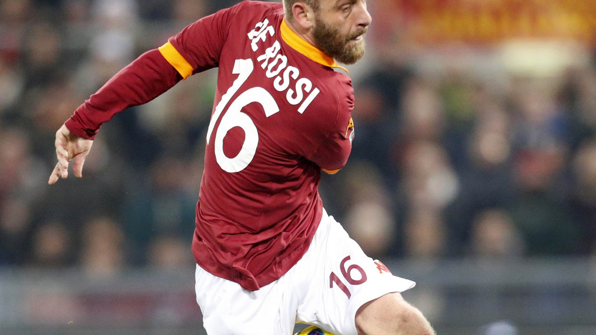 Defensywny pomocnik AS Roma, Daniele De Rossi, znalazł się na liście życzeń Realu Madryt i Chelsea FC - poinformowały włoskie media. Zawodnik Giallorossich ma być prezentem dla nowym trenerów Blancos i The Blues, Jose Mourinho i Carlo Ancelottiego.