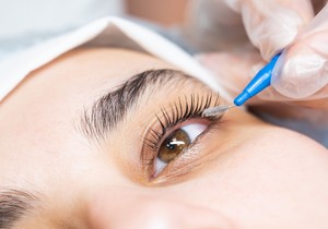 Duže i gušće trepavice bez nadogradnje: Hybrid lash lift hit pred letovanje