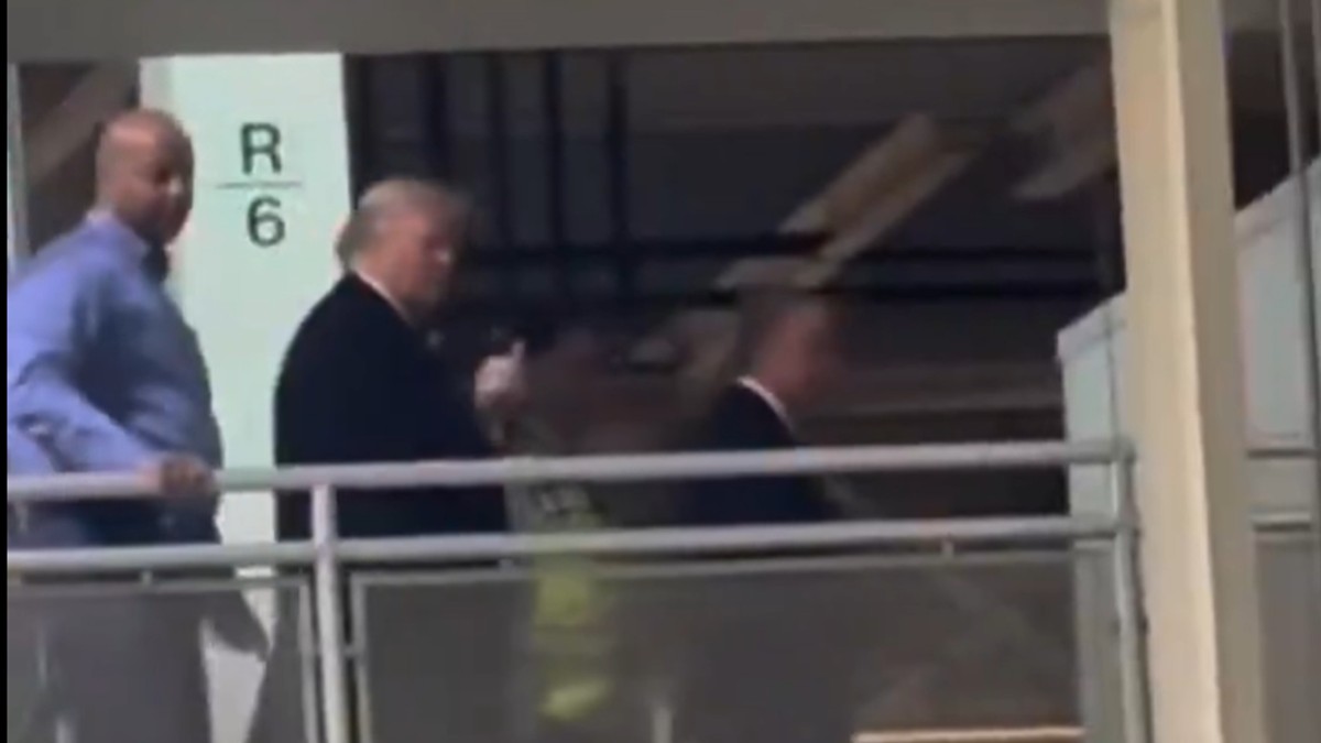 Donald Tramp pokazuje srednji prst