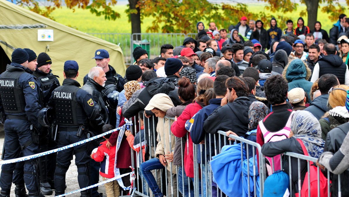 Słowenia, która po zamknięciu granicy węgiersko-chorwackiej stała się głównym na Bałkanach krajem tranzytowym dla migrantów, ostrzegła w niedzielę, że nie będzie mogła przyjąć ich nieograniczonej liczby .