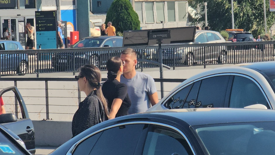 Katarina Grujić i Marko Gobeljić na aerodromu, pali poljupci