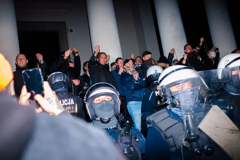 Obrońcy kościoła oraz policjanci na placu Trzech Krzyży