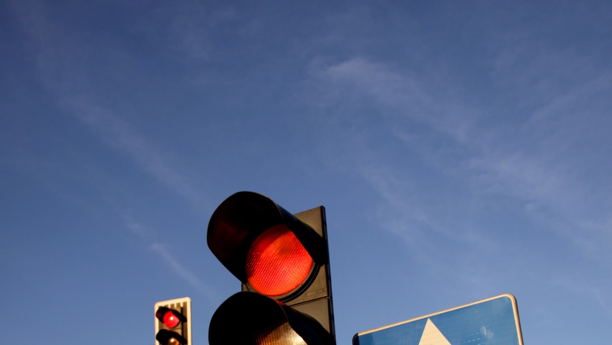 Kierująca oplem kobieta wjechała w autobus, bo jak tłumaczyła miała zielone światło. Problem w tym, że w tym miejscu nie ma sygnalizacji świetlnej. Rozwiązanie zagadki przyniósł wynik badania alkomatem. Kobieta wydmuchała 4 promile alkoholu.