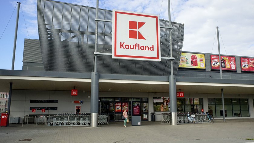 Sieć Kaufland w dłuższy handlowy weekend (niedziela jest handlowa) próbuje przyciągnać klientów promocją piwa Żywiec.