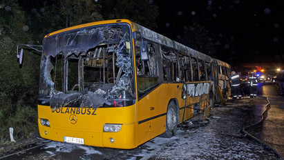 Fotókon az Érdnél lángoló busz: a jármű totálkárosra égett