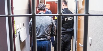 Uciekając przed policją wyskoczył z jadącego auta