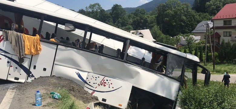 Autobus zderzył się z ciężarówką na zakopiance. Dzieci wśród ciężko rannych [ZDJĘCIA z miejsca wypadku]