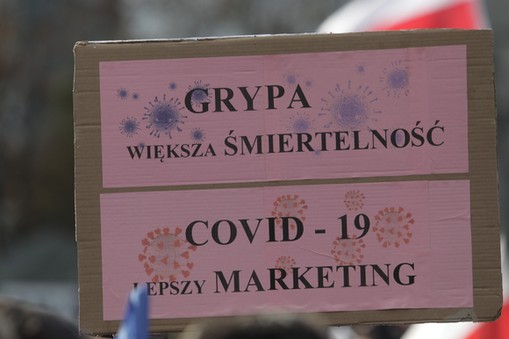 Protest zwolenników teorii spiskowych w sprawie koronawirusa