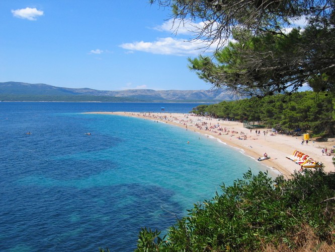 <strong>Miejsce 41. Mariusz Jańczuk i Leszek Szadgaj, prezesi Itaki</strong> 
<br /><br />

Ubiegły rok był szóstym z kolei, w którym Itaka uplasowała się na pozycji lidera polskiego rynku turystycznego. Obsłużyła 625 tys. spośród 1,95 mln klientów, którzy wybrali się na urlop z biurem podróży. Osiągając 1,67 mld zł przychodów, wygenerowała też 1/3 wartości ubiegłorocznej sprzedaży w tym sektorze. To sprawia, że oczy całej już konkurencji są zwrócone w jej kierunku. W praktyce to Itaka wyznacza poziom cen zagranicznych wycieczek na rynku. Jest niczym Biedronka na rynku handlowym, do której dopasowują się pozostali gracze. Nie tylko sprawia, że zagraniczne wycieczki stają się bardziej dostępne, lecz także pokazuje, że przy niższym poziomie cenowym można utrzymać odpowiednio wysoką jakość oferowanych usług. Rozwój Itaki przekłada się również na działalność linii lotniczych. Obok Rainbow Tours i TUI to największy zleceniodawca dla floty lotowskich dreamlinerów, sprawia też, że rozwija się polski sektor linii czarterowych, których działalność koncentruje się na obsłudze biur podróży. (po)
<br /><br />