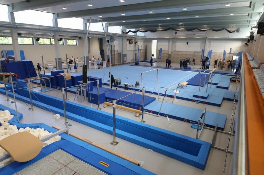 Szkolna hala sportowa została wyposażona w sprzęt do gimnastyki sportowej