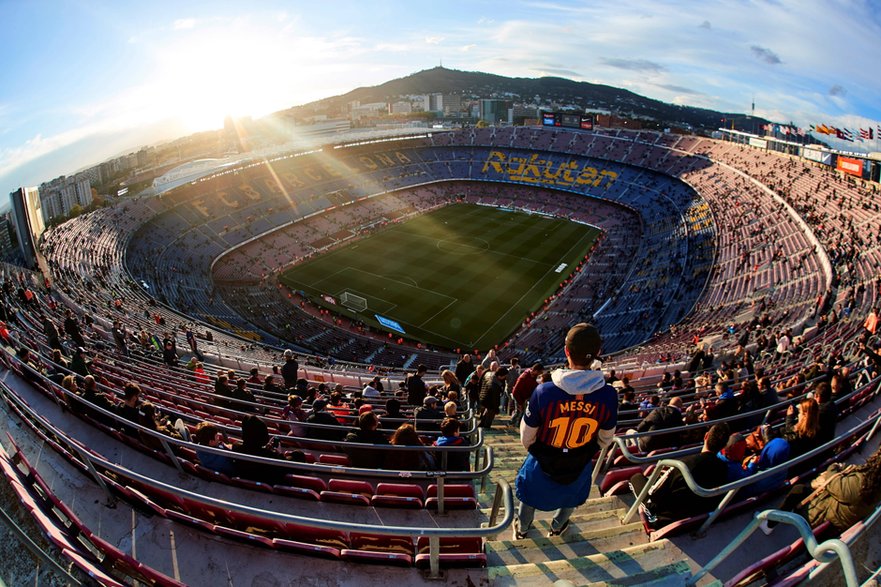 Firma Rakuten pojawia się nie tylko na koszulkach piłkarzy, ale też np. na trybunach Camp Nou. Kontrakt z japońskim gigantem sprzedaży elektronicznej wygasa za rok