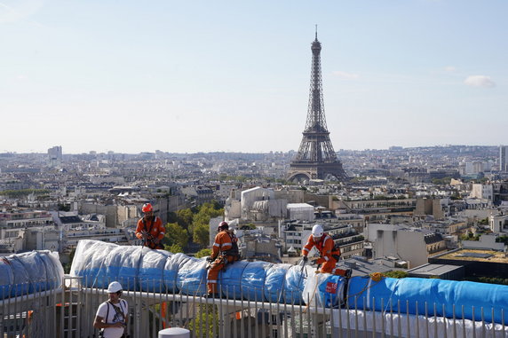 Łuk triumfalny w Paryżu owinięty folią. "To nie remont, to instalacja artystyczna"