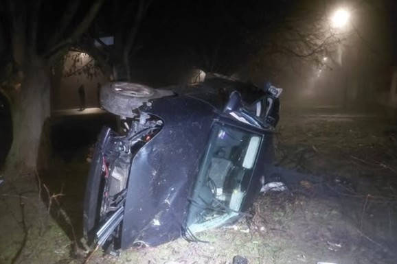 (FOTO) JEZIV PRIZOR KOD RUME Automobil izleteo sa puta i prevrnuo se, jedna osoba teško povređena