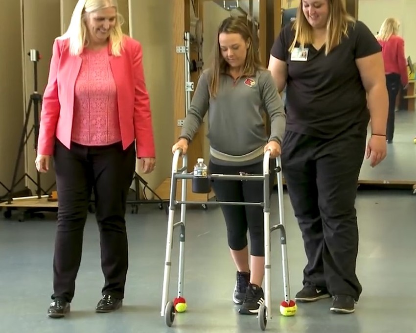 Keli se i dalje pomaže hodalicom