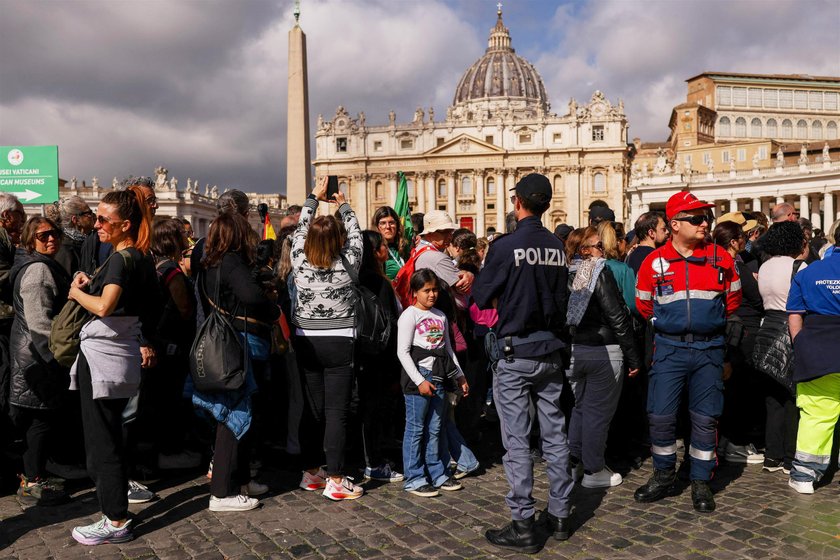 Alert in Rome. Crowds of people in St. Piotr felt fear