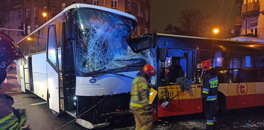 Na Pradze Północ dwa autobusy huknęły w siebie z potworną siłą. Straszny widok!