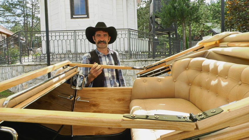 Radoslav Matović sa replikom prvog automobila koji je uvezen u Srbiju