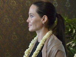 Z 40 na karku i w minimalnym makijażu Angellina Jolie wygląda... obłędnie!