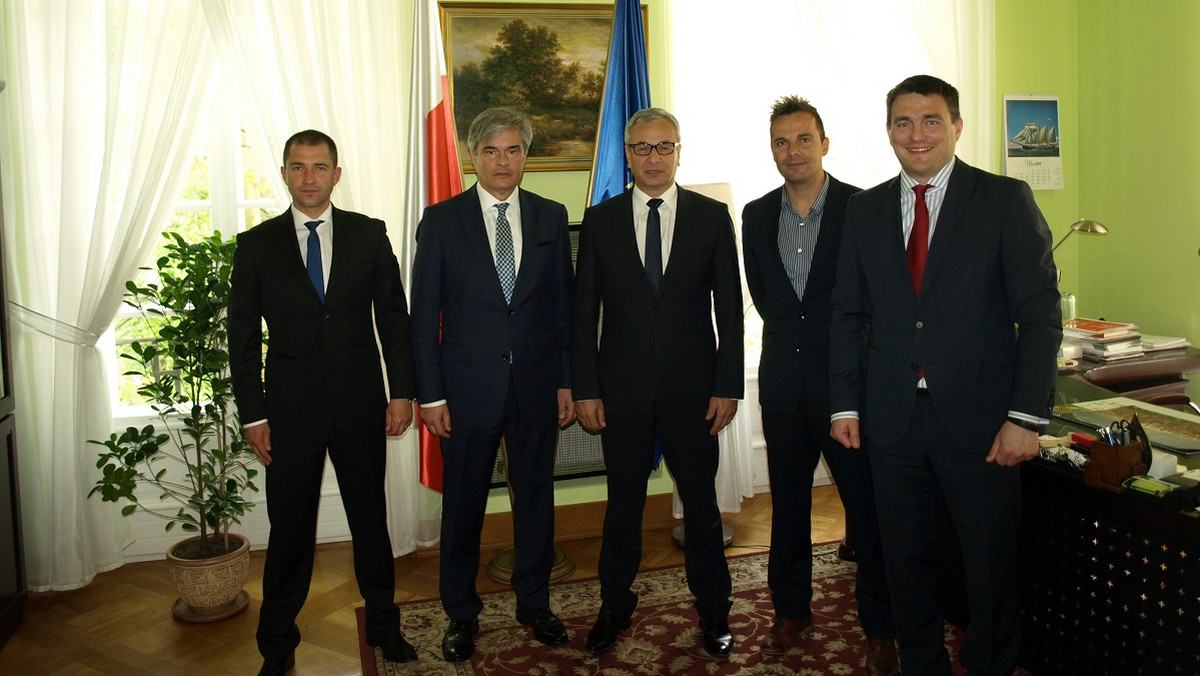 W dniu 7 maja 2014 na zaproszenie Ministra Sportu Andrzeja Biernata odbyło się spotkanie z delegacją reprezentującą FCBEscola Varsovia w składzie: Wiesław Wilczyński, Carlos Alos, Witold Miller. W spotkaniu wziął udział również wiceminister sportu, Tomasz Półgrabski.