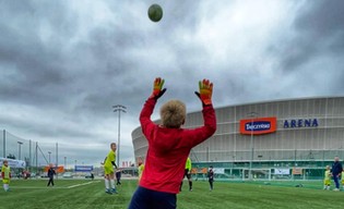 Lipiec na stadionie. Bezpłatne boiska i zabawa terenowa