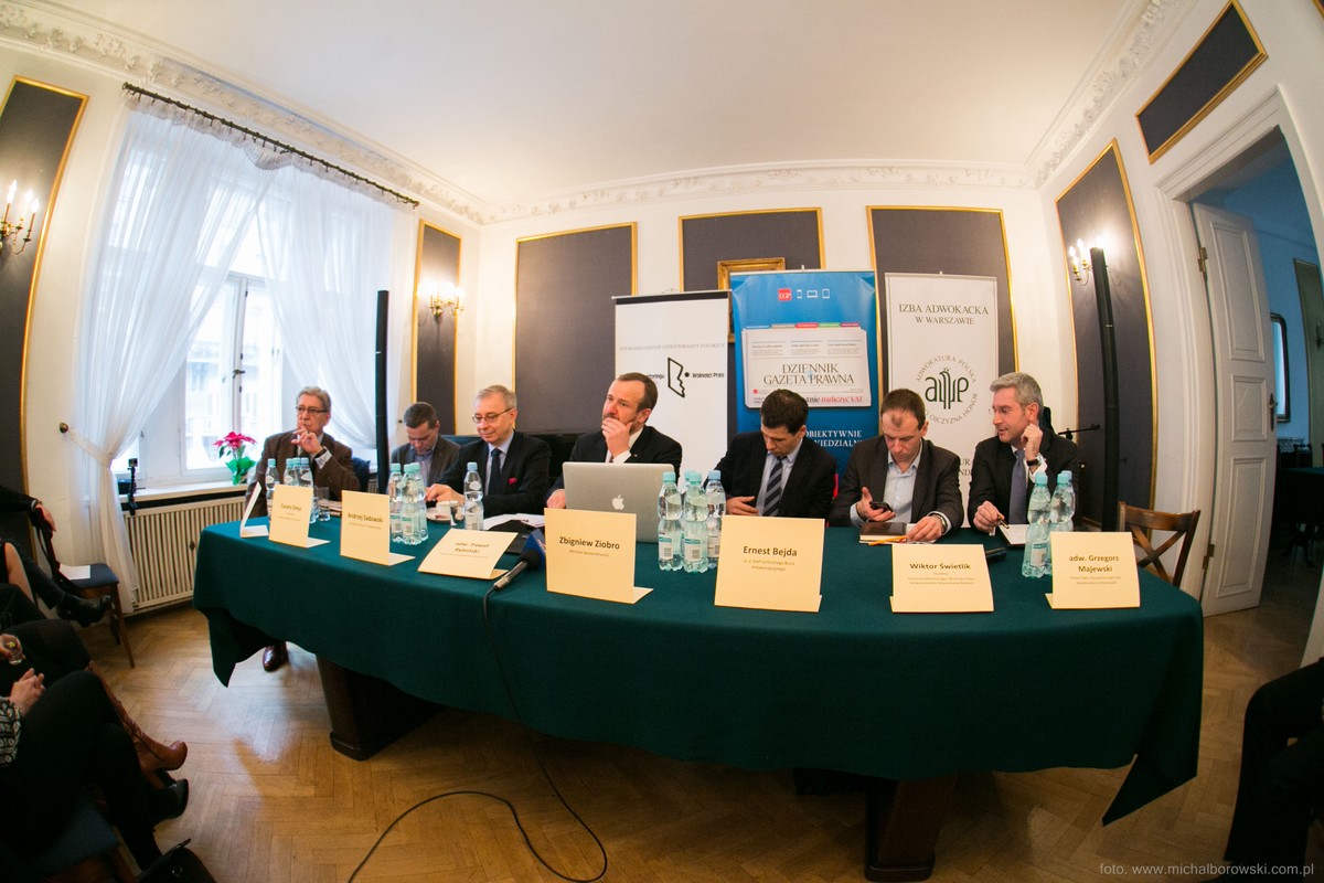 Od lewej: adw. Jacek Kondracki, Cezary Gmyz – dziennikarz, publicysta tygodnika „Do Rzeczy”, Andrzej Sadowski – prezydent Centrum im. Adama Smitha, adw. Paweł Rybiński - dziekan Izby Adwokackiej w Warszawie, Ernest Bejda – p. o. szef Centralnego Biura Antykorupcyjnego, Wiktor Świetlik – dyrektor Centrum Monitoringu i Wolności Prasy Stowarzyszenia Dziennikarzy Polskich, adw. Grzegorz Majewski – prezes Sądu Dyscyplinarnego Izby Adwokackiej w Warszawie.