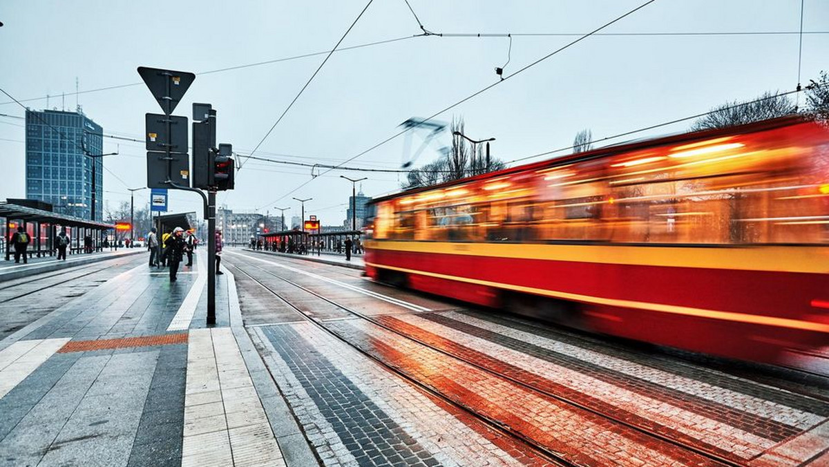 Sześc dodatkowych linii autobusowych i tramwajowych ma zostać uruchomione przed początkiem listopada, by ułatwić łodzianom dotarcie do miejskich cmentarzy. Wokół nekropolii wprowadzone zostaną zmiany w ruchu, dlatego władze miasta zachęcają, by korzystać z komunikacji miejskiej.