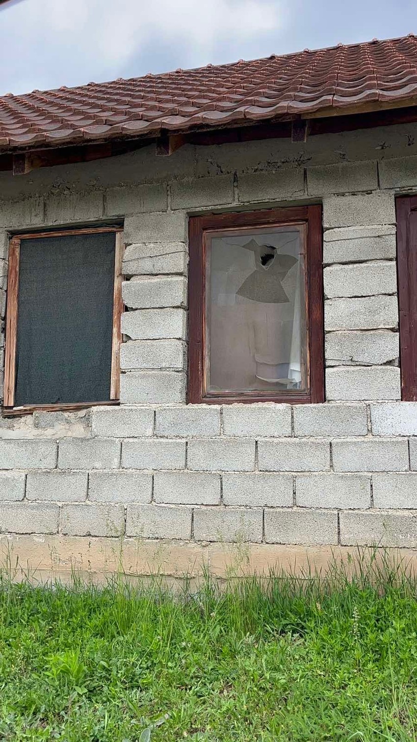 nepoznati počinioci kamenovali srpsku kuću poznatu kao "seoski konak"